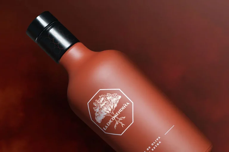 Botella tumbada en fondo rojo