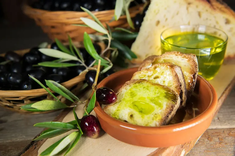 Pan, aceitunas y aceite de olva
