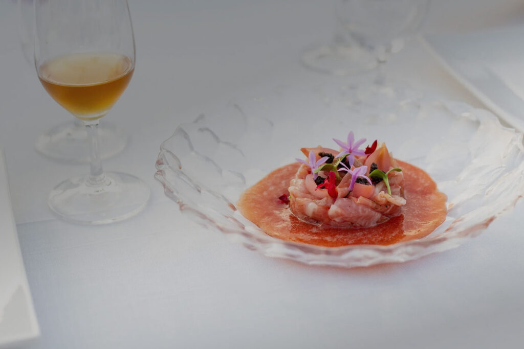 foto de salmorejo con jamón y una copa de vino