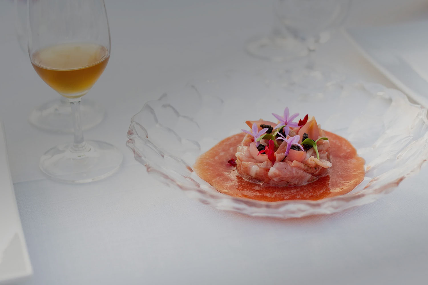 foto de salmorejo con jamón y una copa de vino
