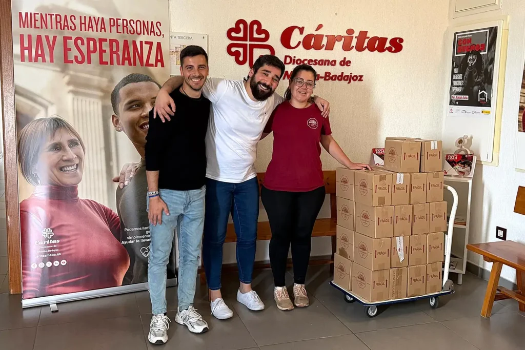 foto del personal de Cáritas con cajas de aceite La Encomendiña