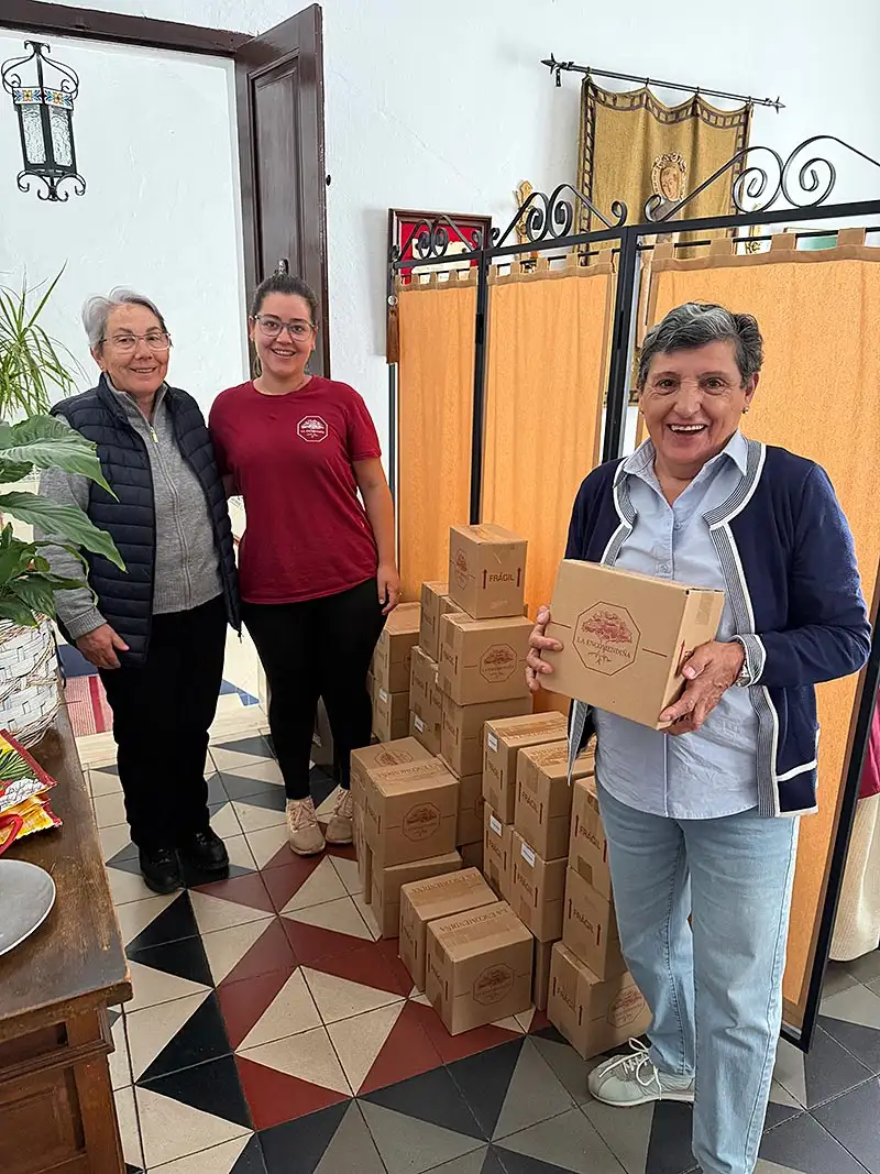Personal de La Encomendiña con Hermanas Clarisas de Olvenza recibiendo una donación de AOVE